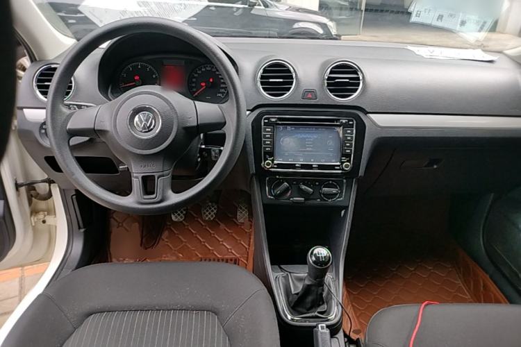 Used Volkswagen Jetta 2015 1.6L Manual Comfort Model Center Console