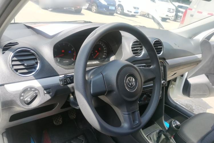 Used Volkswagen Jetta 2015 1.6L Manual Comfort Model Center Console
