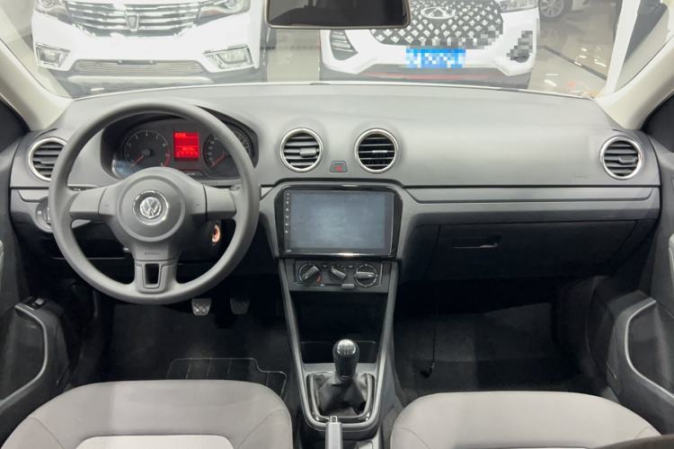 Used Volkswagen Jetta 2015 Zhuihui Edition 1.4L Manual Fashion Model Center Console