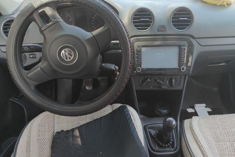 Used Volkswagen Jetta 2015 1.4L Manual Fashion Model Center Console