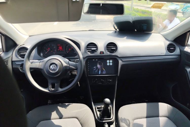 Used Volkswagen Jetta 2015 Value Edition 1.6L Manual Fashionable Style Center Console