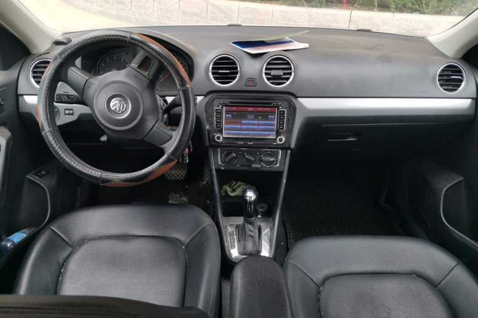 Used Volkswagen Jetta 2015 Value Edition 1.6L Automatic Comfort Version Center Console