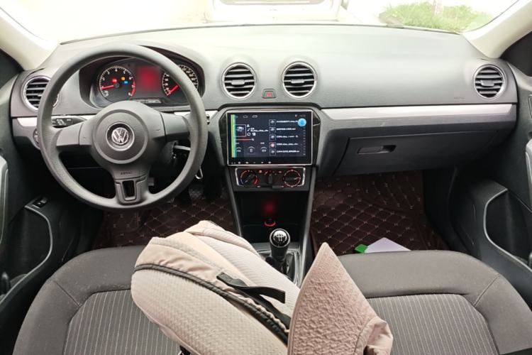 Used Volkswagen Jetta 2015 Zhuihui Edition 1.6L Manual Comfort Model Center Console