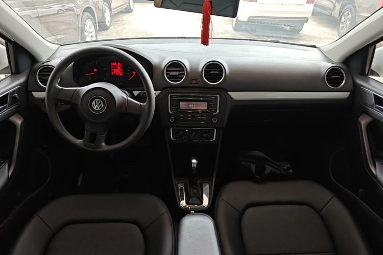 Used Volkswagen Jetta 2015 Value Edition 1.6L Automatic Comfort Version Center Console
