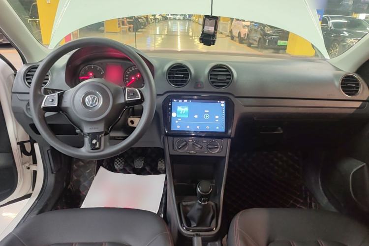 Used Volkswagen Jetta 2015 Value Edition 1.6L Manual Fashionable Style Center Console