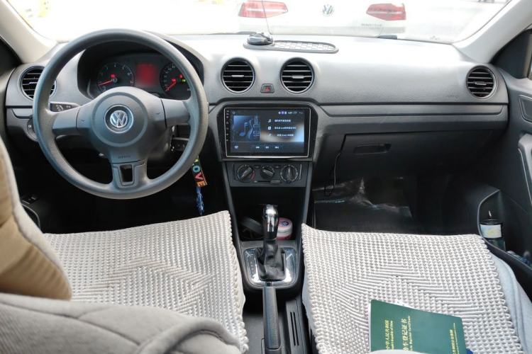 Used Volkswagen Jetta 2015 Value Edition 1.6L Automatic Fashion Version Center Console