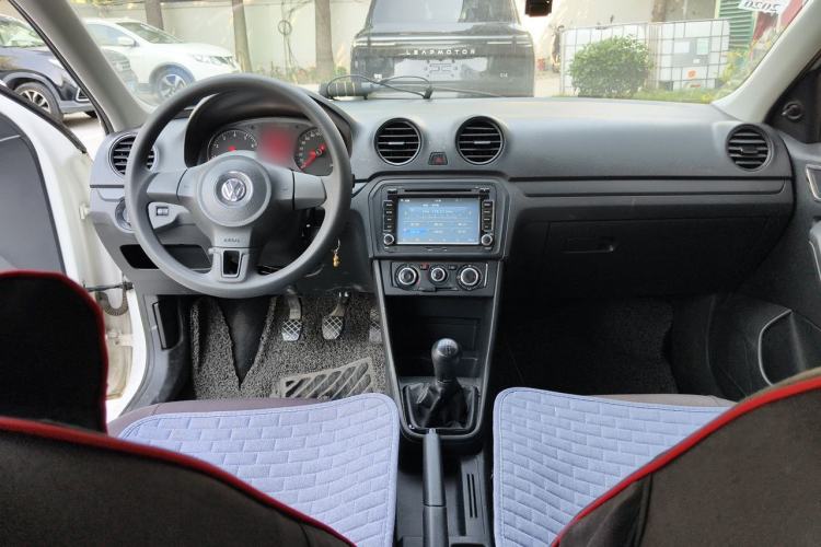 Used Volkswagen Jetta 2015 1.6L Manual Fashion Edition Center Console