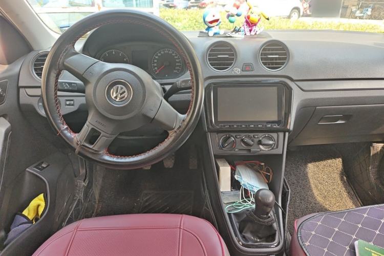 Used Volkswagen Jetta 2015 Value Edition 1.6L Manual Fashionable Style Center Console