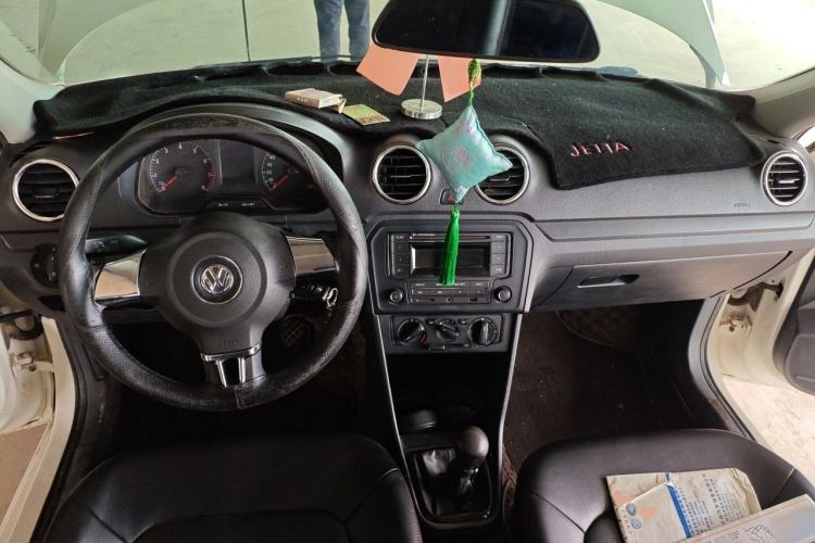 Used Volkswagen Jetta 2015 Zhuihui Edition 1.4L Manual Fashion Model Center Console