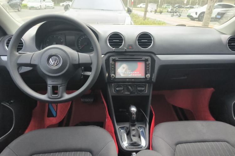 Used Volkswagen Jetta 2015 Value Edition 1.6L Automatic Comfort Version Center Console