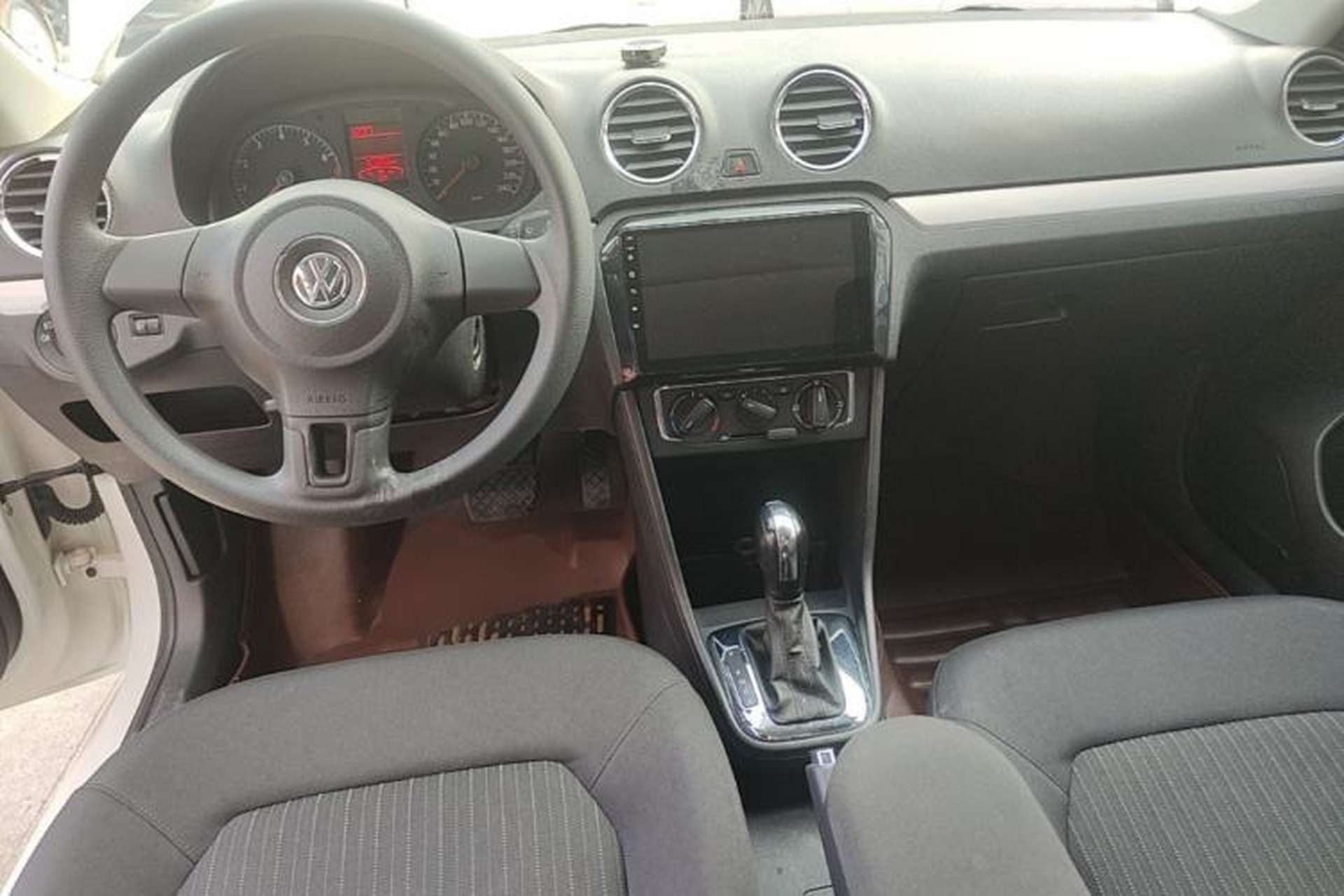 Used Volkswagen Jetta 2015 1.6L Automatic Comfort Model Center Console
