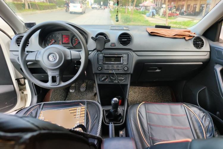 Used Volkswagen Jetta 2015 Zhuihui Edition 1.4L Manual Fashion Model Center Console