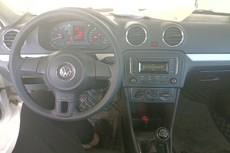 Used Volkswagen Jetta 2015 1.6L Manual Comfort Model Center Console