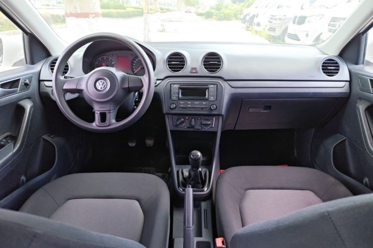 Used Volkswagen Jetta 2015 Value Edition 1.6L Manual Fashionable Style Center Console