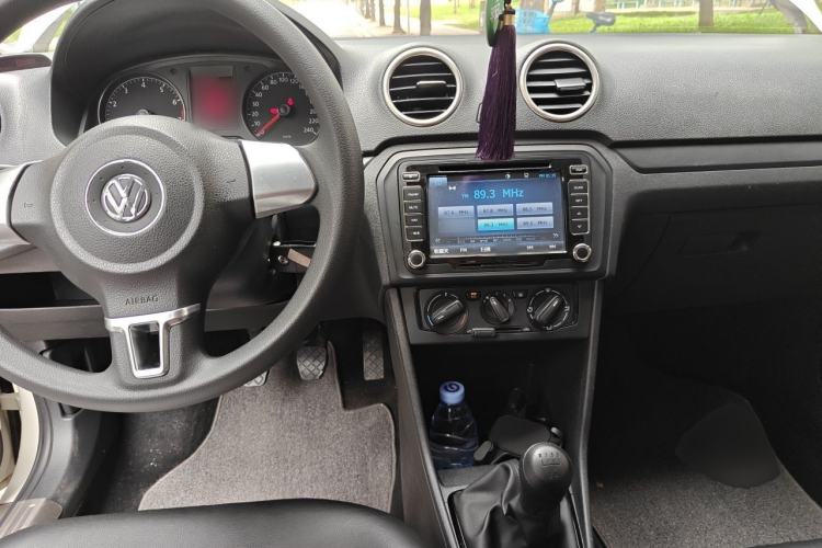 Used Volkswagen Jetta 2015 Zhuihui Edition 1.4L Manual Fashion Model Center Console