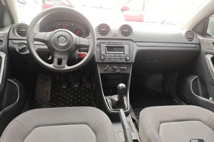 Used Volkswagen Jetta 2015 Value Edition 1.6L Manual Fashionable Style Center Console