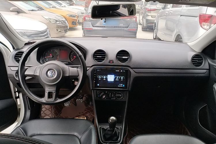 Used Volkswagen Jetta 2015 Zhuihui Edition 1.4L Manual Fashion Model Center Console