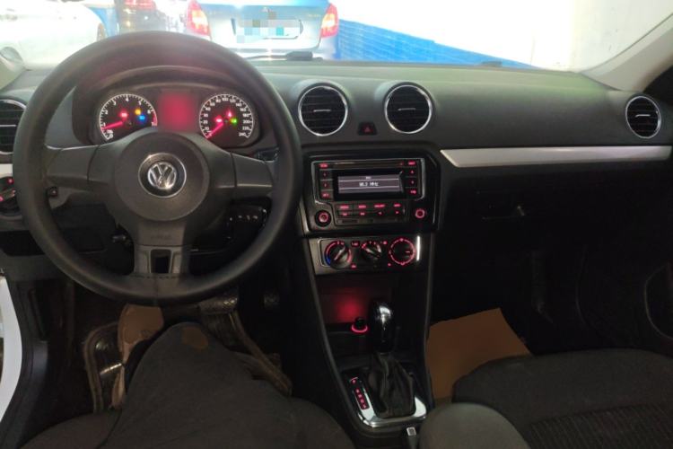 Used Volkswagen Jetta 2015 Value Edition 1.6L Automatic Comfort Version Center Console