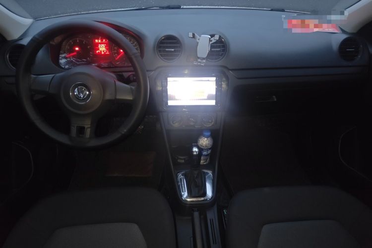 Used Volkswagen Jetta 2015 Value Edition 1.6L Automatic Fashion Version Center Console