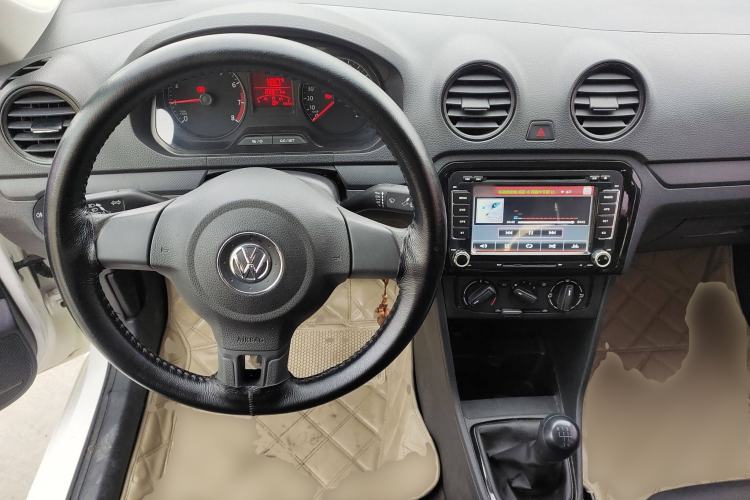 Used Volkswagen Jetta 2015 Value Edition 1.6L Manual Fashionable Style Center Console