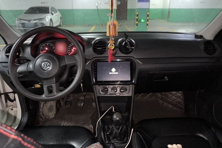Used Volkswagen Jetta 2015 Zhuihui Edition 1.4L Manual Fashion Model Center Console