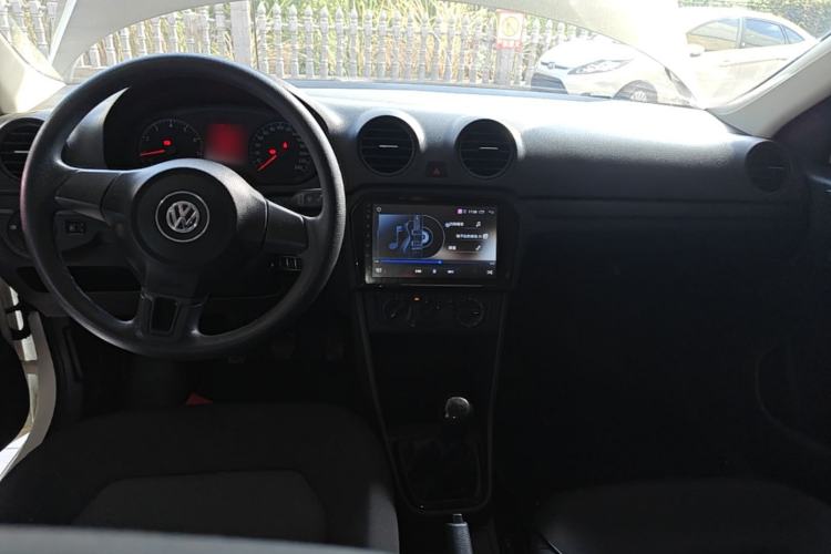 Used Volkswagen Jetta 2015 Value Edition 1.6L Manual Fashionable Style Center Console