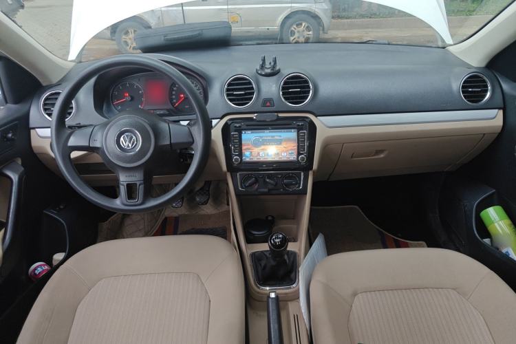 Used Volkswagen Jetta 2015 1.6L Manual Comfort Model Center Console