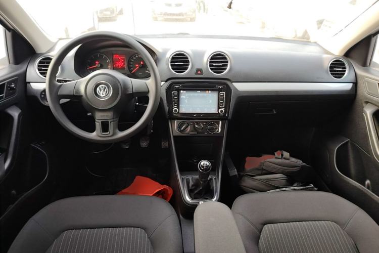 Used Volkswagen Jetta 2015 1.6L Manual Comfort Model Center Console