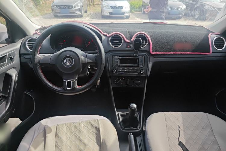 Used Volkswagen Jetta 2015 Value Edition 1.6L Manual Fashionable Style Center Console