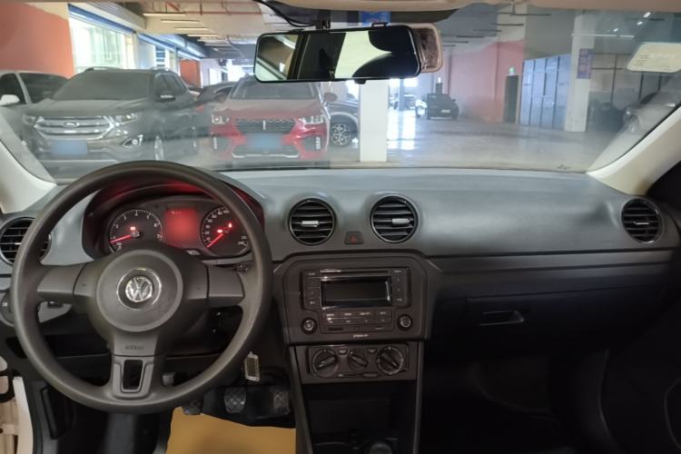 Used Volkswagen Jetta 2015 Value Edition 1.6L Manual Fashionable Style Center Console