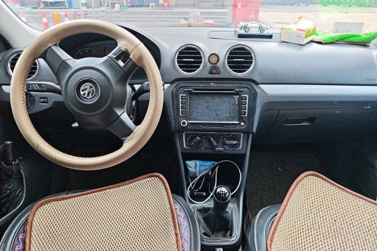 Used Volkswagen Jetta 2015 Zhihui Edition 1.4L Manual Comfort Model Center Console