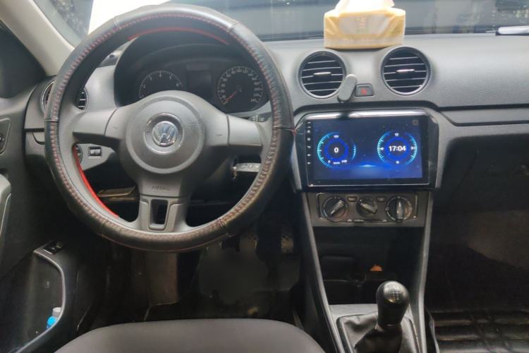 Used Volkswagen Jetta 2015 Value Edition 1.6L Manual Fashionable Style Center Console