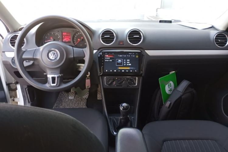 Used Volkswagen Jetta 2015 1.6L Manual Comfort Model Center Console