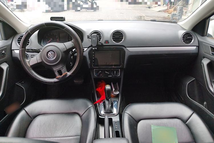 Used Volkswagen Jetta 2015 Value Edition 1.6L Automatic Comfort Version Center Console