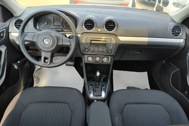 Used Volkswagen Jetta 2015 Value Edition 1.6L Automatic Comfort Version Center Console