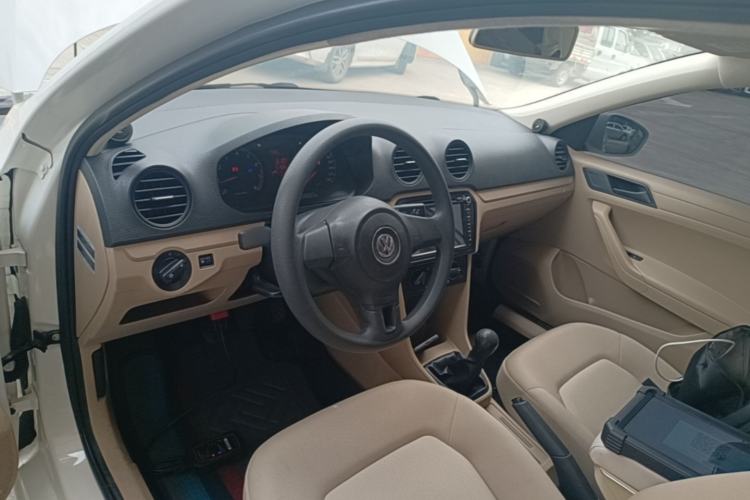 Used Volkswagen Jetta 2015 Value Edition 1.6L Manual Fashionable Style Center Console