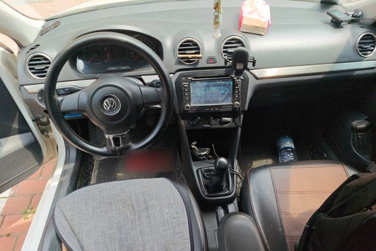 Used Volkswagen Jetta 2015 Zhuihui Edition 1.4L Manual Fashion Model Center Console