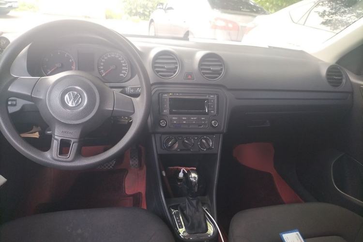 Used Volkswagen Jetta 2015 Value Edition 1.6L Automatic Fashion Version Center Console