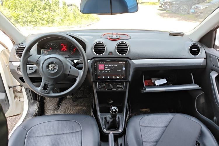 Used Volkswagen Jetta 2015 Zhuihui Edition 1.6L Manual Comfort Model Center Console