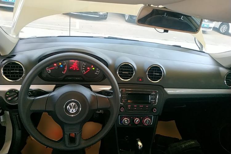 Used Volkswagen Jetta 2015 Value Edition 1.6L Automatic Comfort Version Center Console