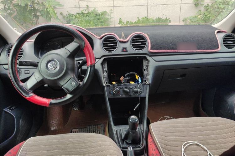 Used Volkswagen Jetta 2015 Zhuihui Edition 1.4L Manual Fashion Model Center Console