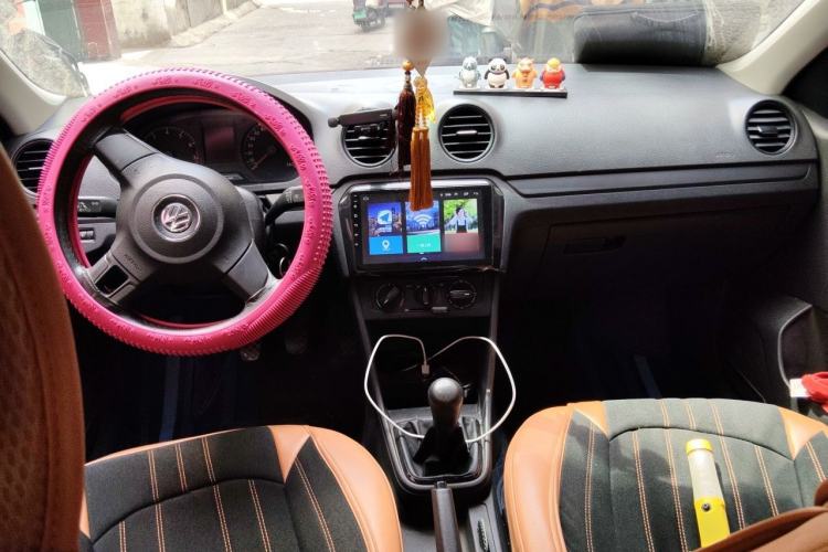 Used Volkswagen Jetta 2015 Zhuihui Edition 1.4L Manual Fashion Model Center Console