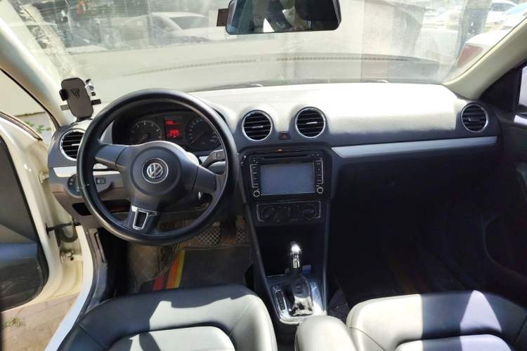 Used Volkswagen Jetta 2015 1.6L Automatic Comfort Model Center Console