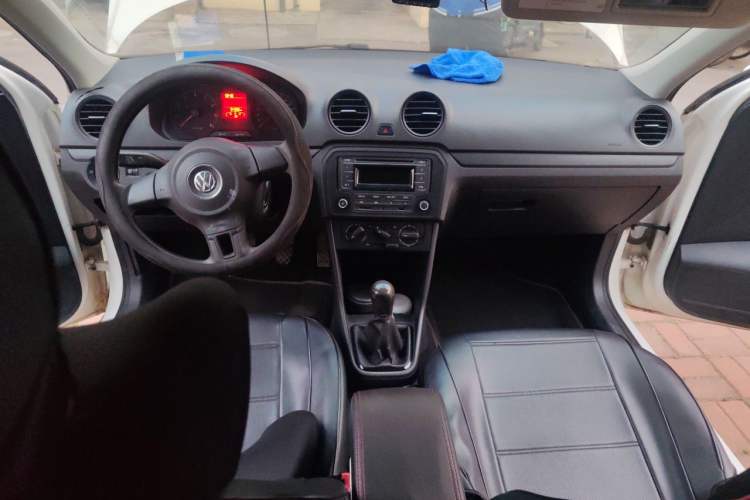 Used Volkswagen Jetta 2015 Value Edition 1.6L Manual Fashionable Style Center Console