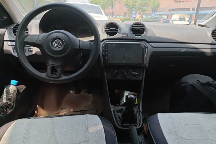 Used Volkswagen Jetta 2015 1.4L Manual Fashion Model Center Console
