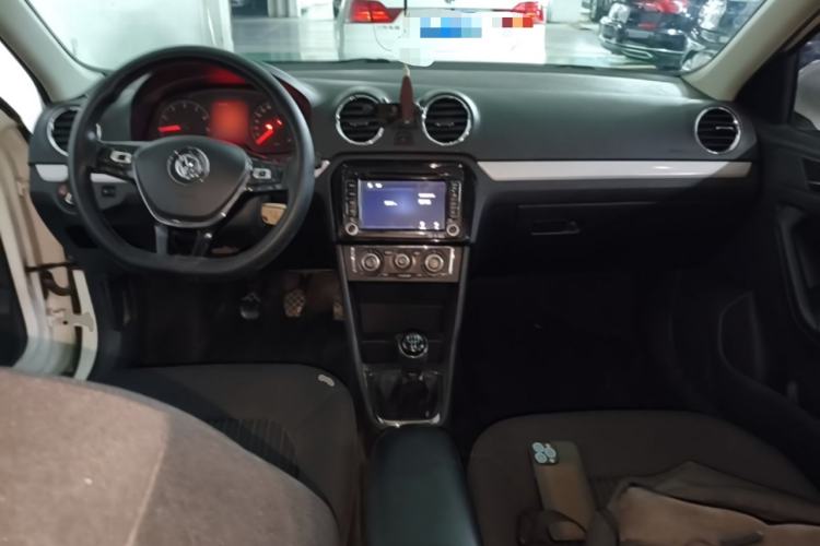 Used Volkswagen Jetta 2015 1.6L Manual Comfort Model Center Console