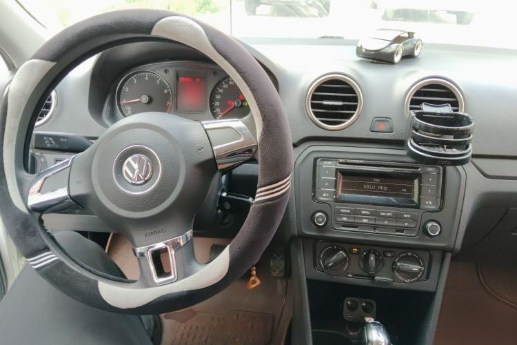 Used Volkswagen Jetta 2015 1.6L Automatic Fashion Model Center Console