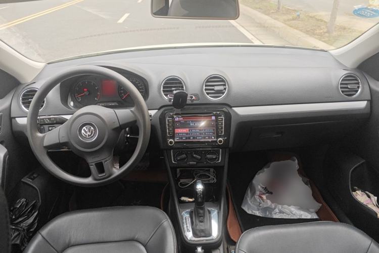 Used Volkswagen Jetta 2015 Value Edition 1.6L Automatic Comfort Version Center Console
