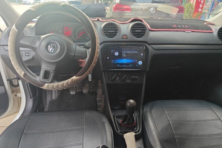 Used Volkswagen Jetta 2015 Value Edition 1.6L Manual Fashionable Style Center Console