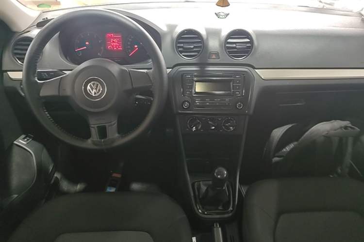 Used Volkswagen Jetta 2015 Value Edition 1.6L Manual Fashionable Style Center Console